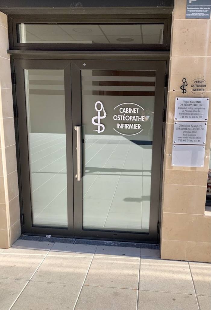 Entrée du cabinet d'ostéopathie Yonis Gherbi, 11 place Patricia Tranchand, Istres